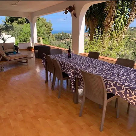 Mariangela Guidaloca Villa *
