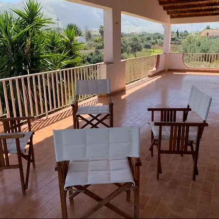 Mariangela Guidaloca Villa *